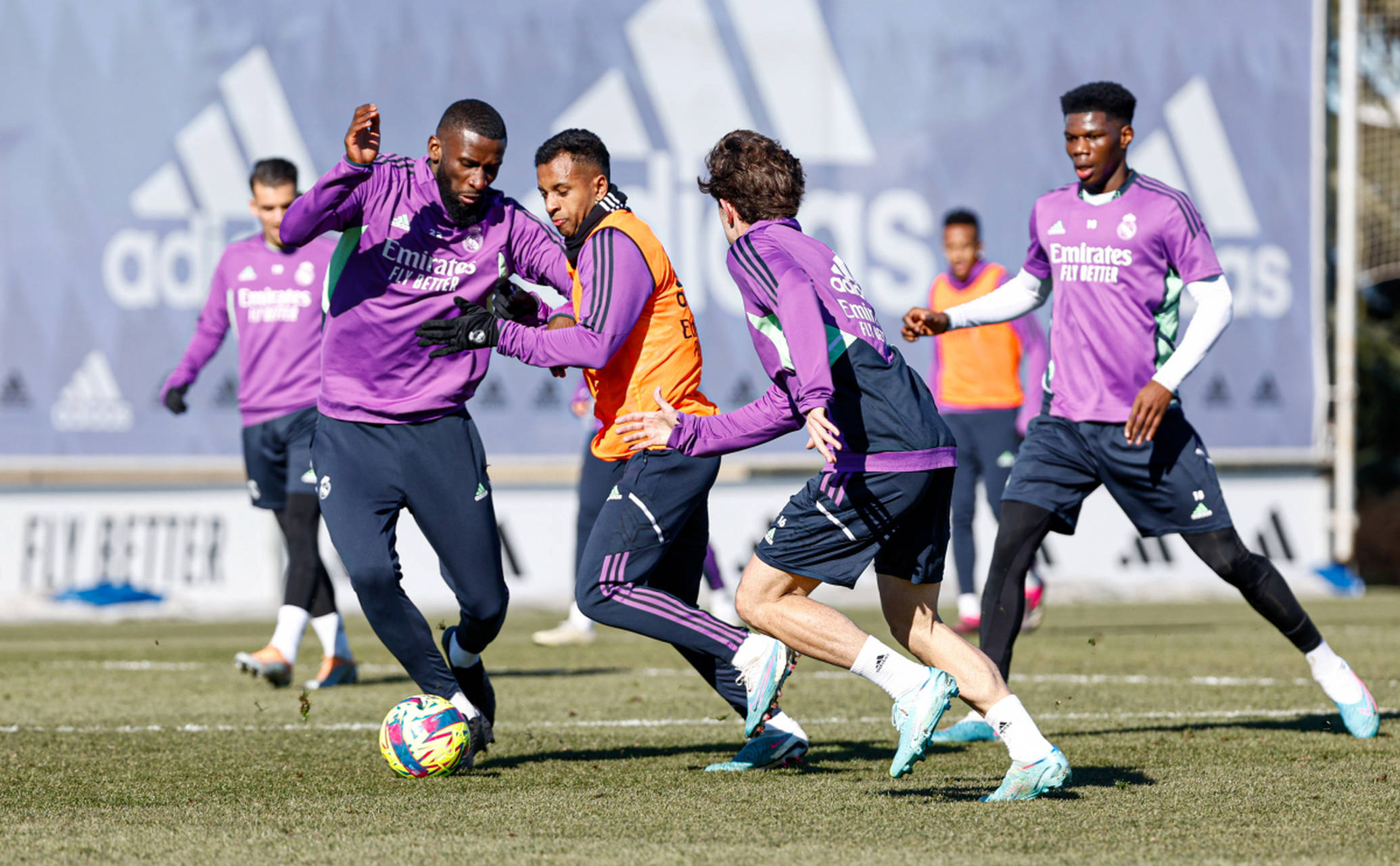 皇马主场横扫马洛卡,全队状态神勇 皇马主场横扫马洛卡,全队状态神勇