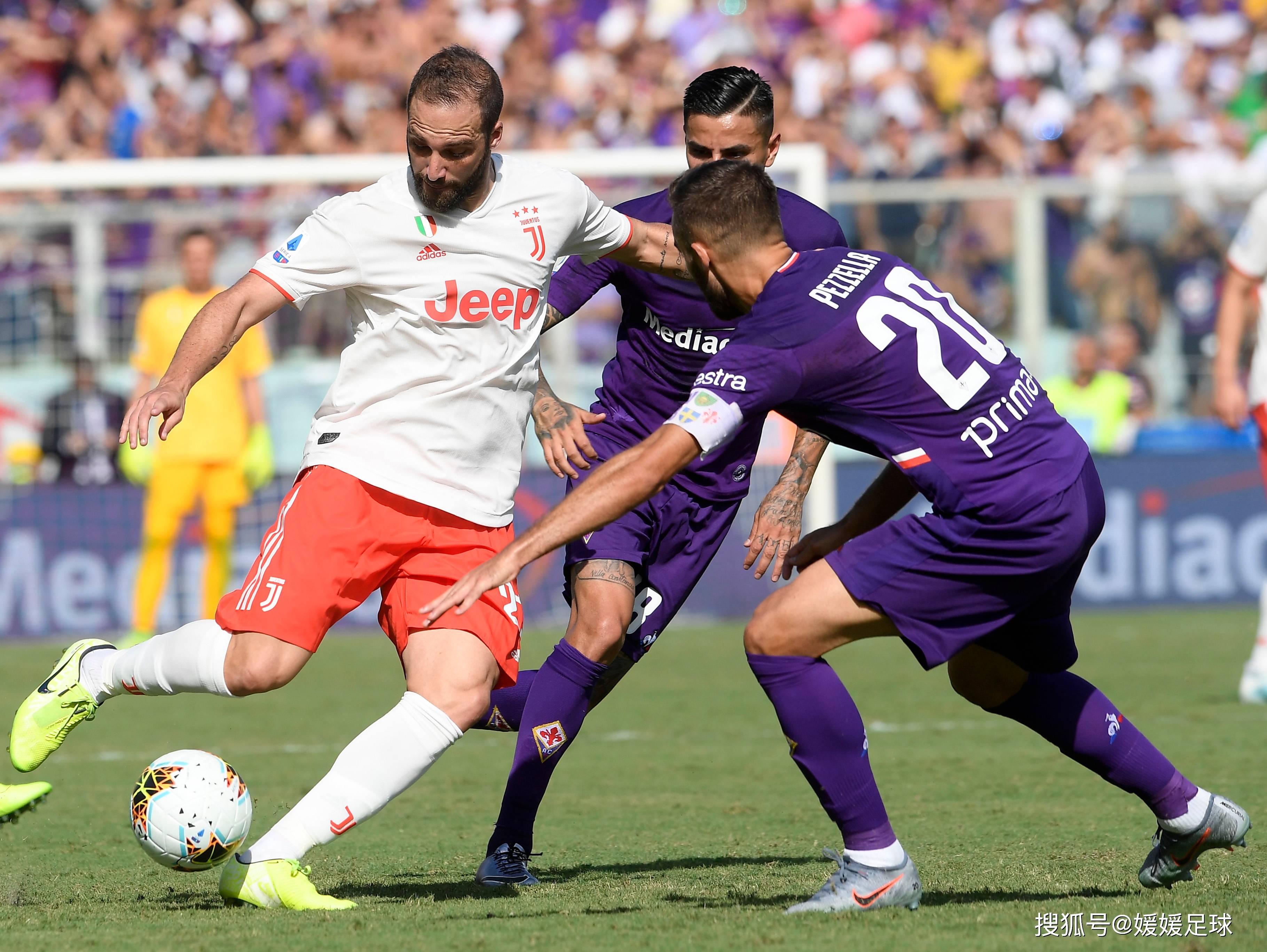 足球赛事上再次掀起激烈角逐 足球赛事上再次掀起激烈角逐