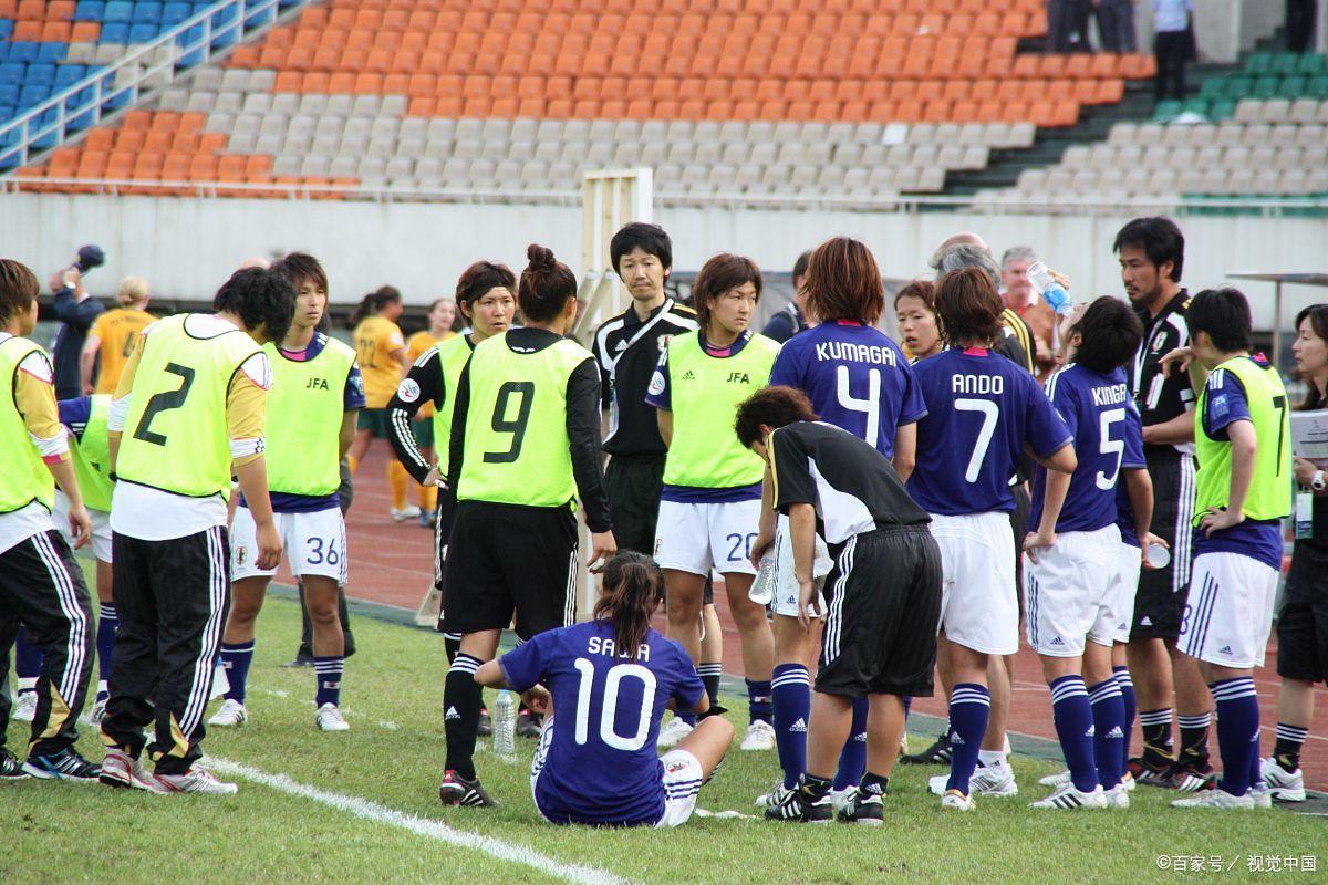 强劲表现：女队员在足球场上展现出色技术的简单介绍