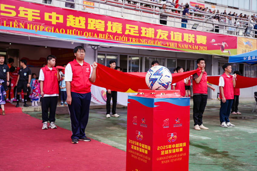 九游体育官网入口-足球比赛险胜情节扣人心弦，球迷欢呼雀跃