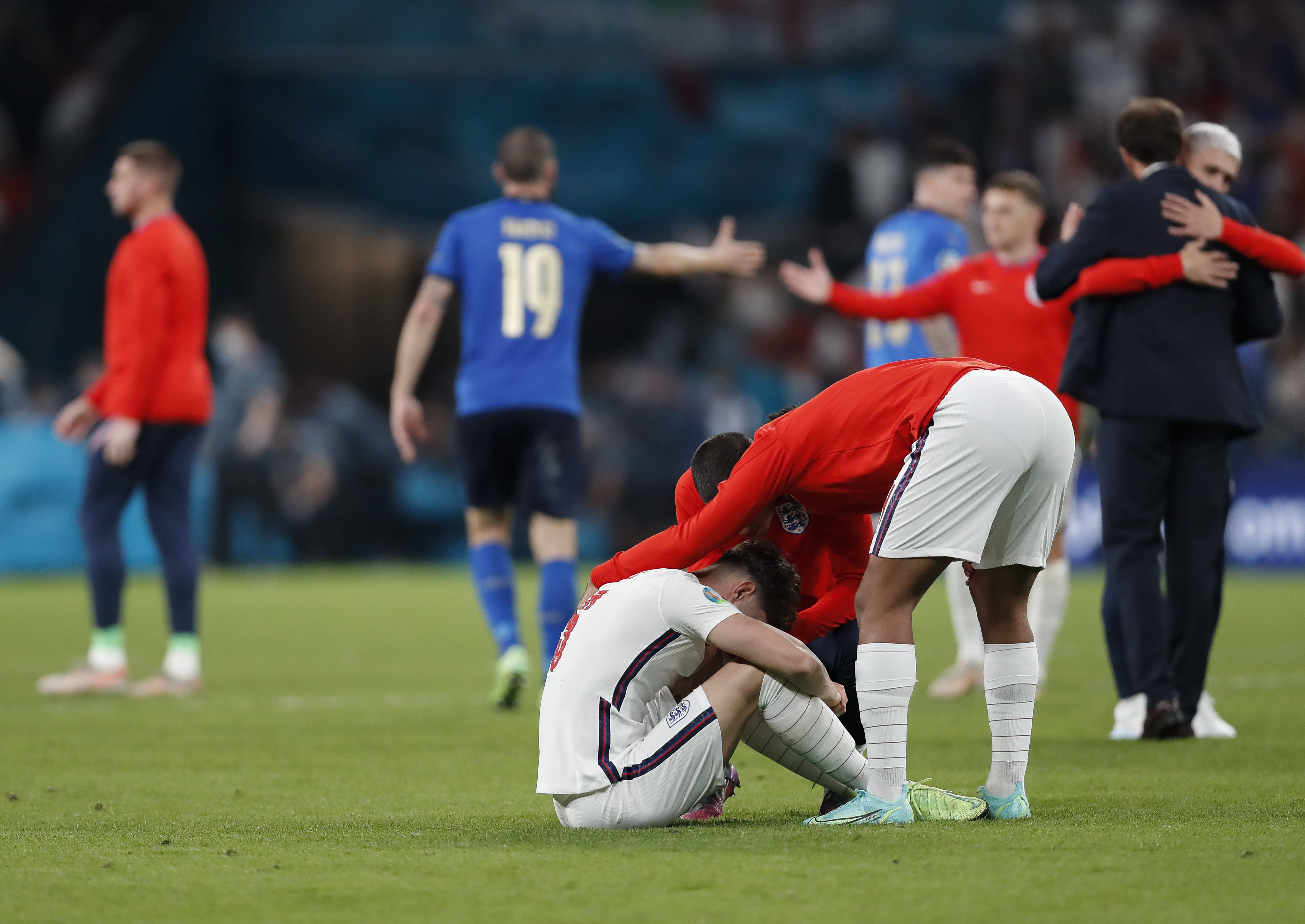 足球比赛险胜情节扣人心弦,球迷欢呼雀跃 足球比赛险胜情节扣人心弦,球迷欢呼雀跃