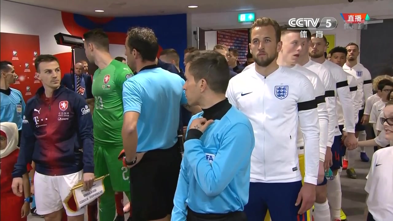 英格兰逆转捷克,小心拿下关键三分 英格兰逆转捷克,小心拿下关键三分