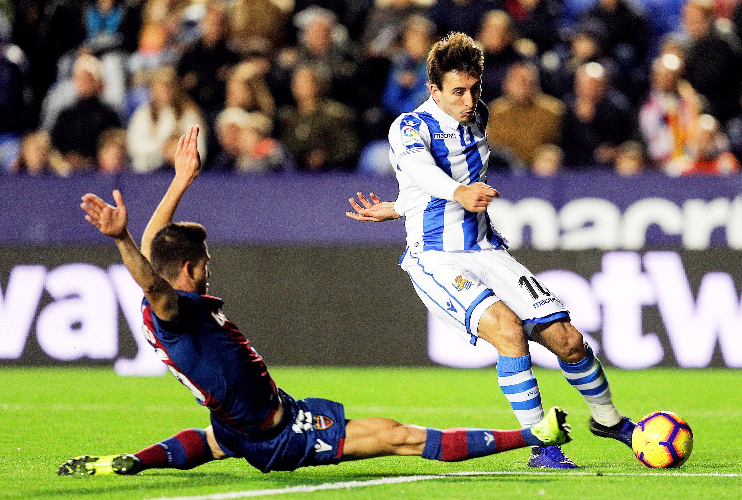 曼联与皇家马德里战成平局,激烈比赛精彩纷呈 曼联与皇家马德里战成平局,激烈比赛精彩纷呈