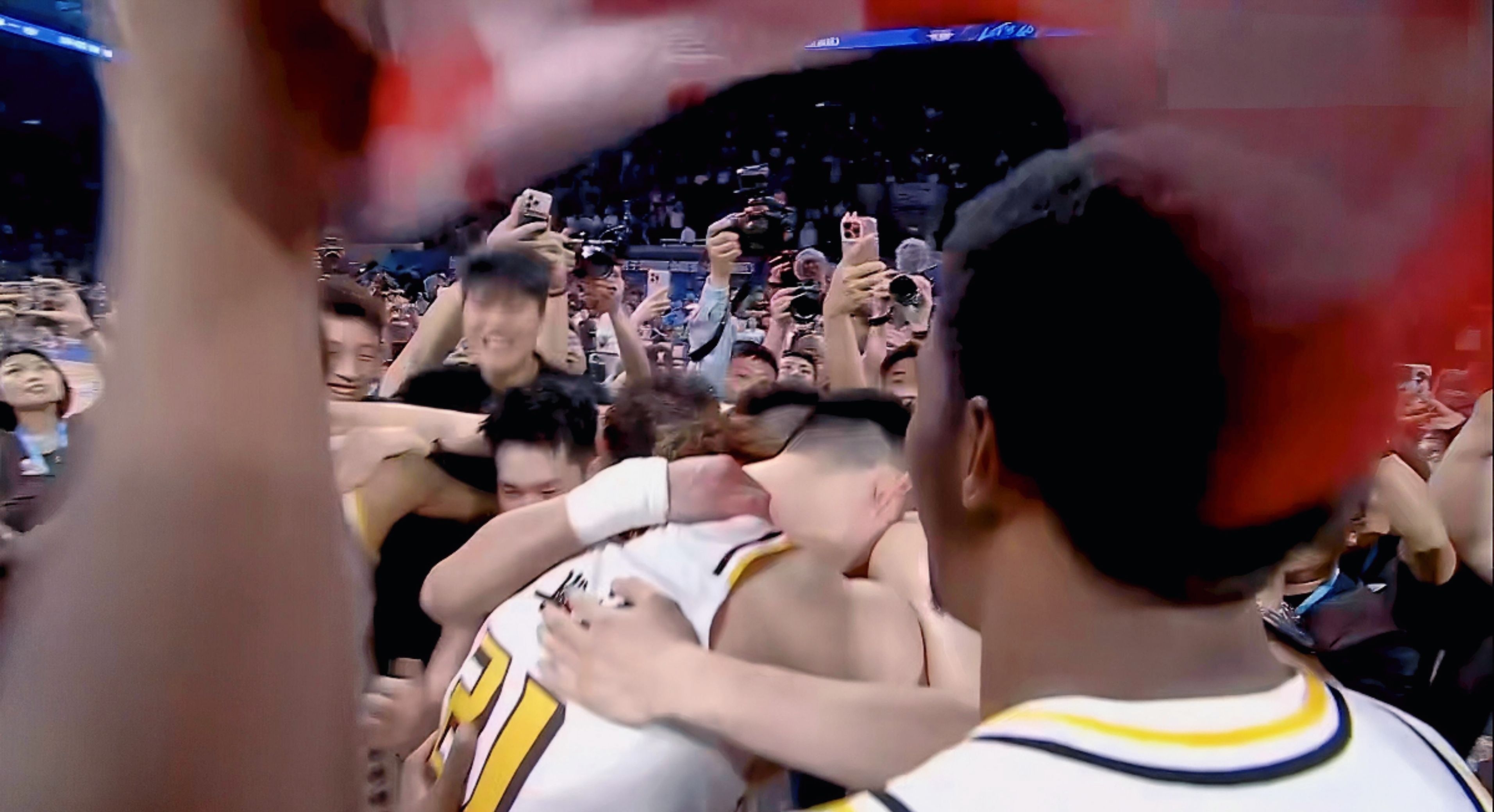 内线大战!球队抢篮板拼伤痕累累,果断获胜! 内线大战!球队抢篮板拼伤痕累累,果断获胜!