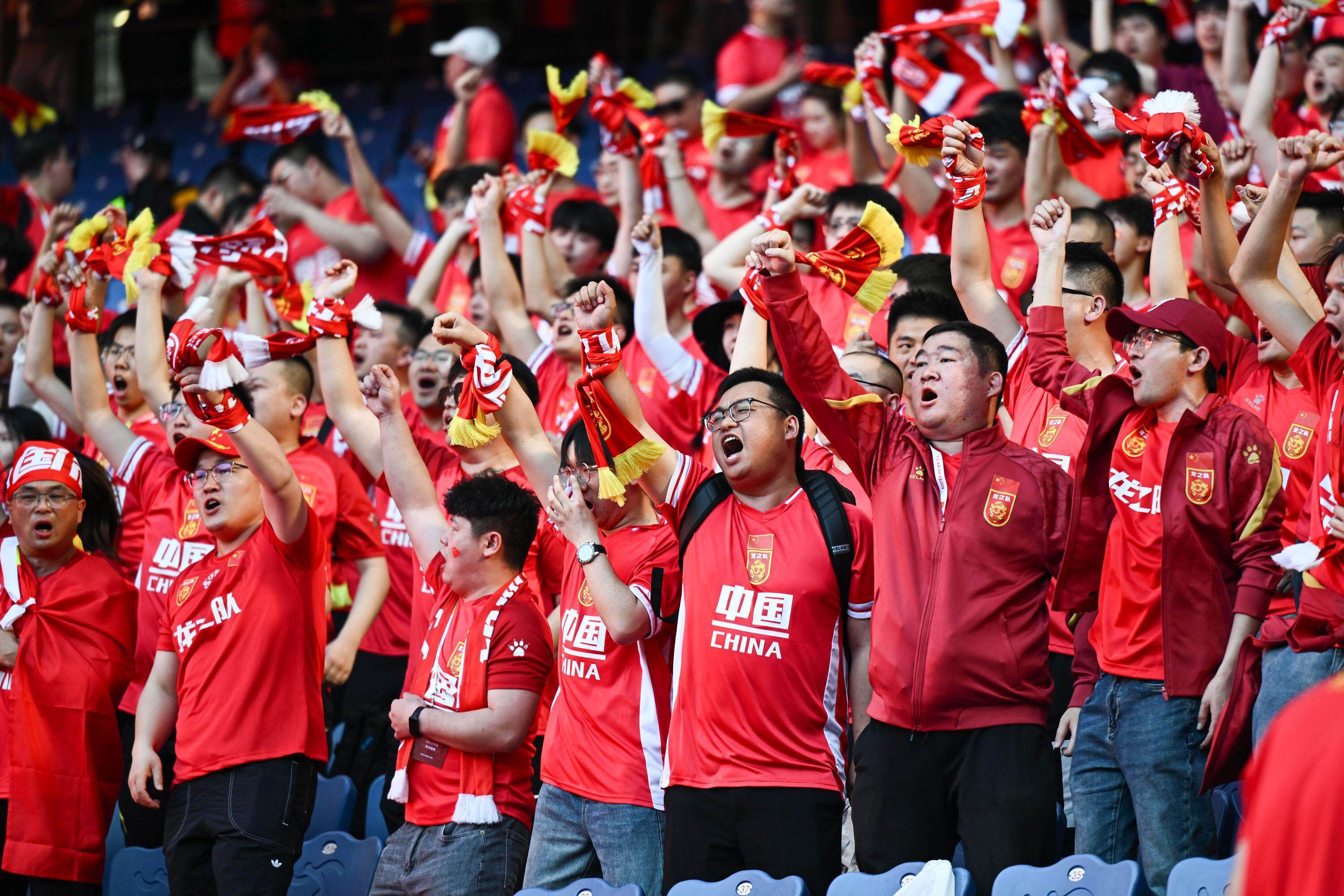 九游体育官网-足球联赛竞技热度升温，球员斗志昂扬的简单介绍