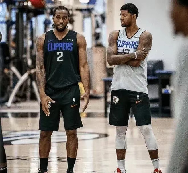 包含马库斯-莫里斯砍下生涯新高分，快船取胜的词条