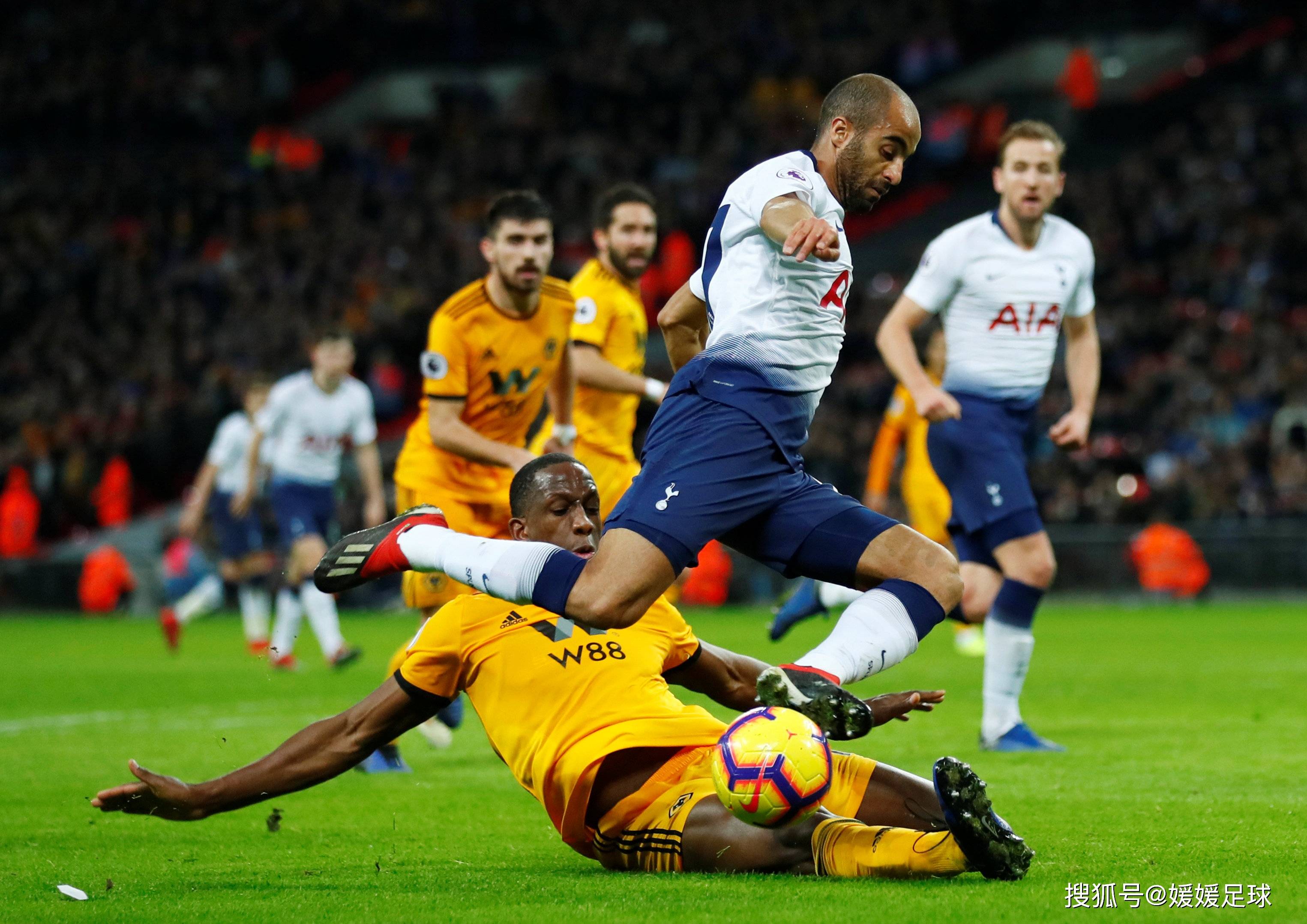 关于足球比赛场面激烈,现场球迷欢呼雀跃的信息 关于足球比赛场面激烈,现场球迷欢呼雀跃的信息