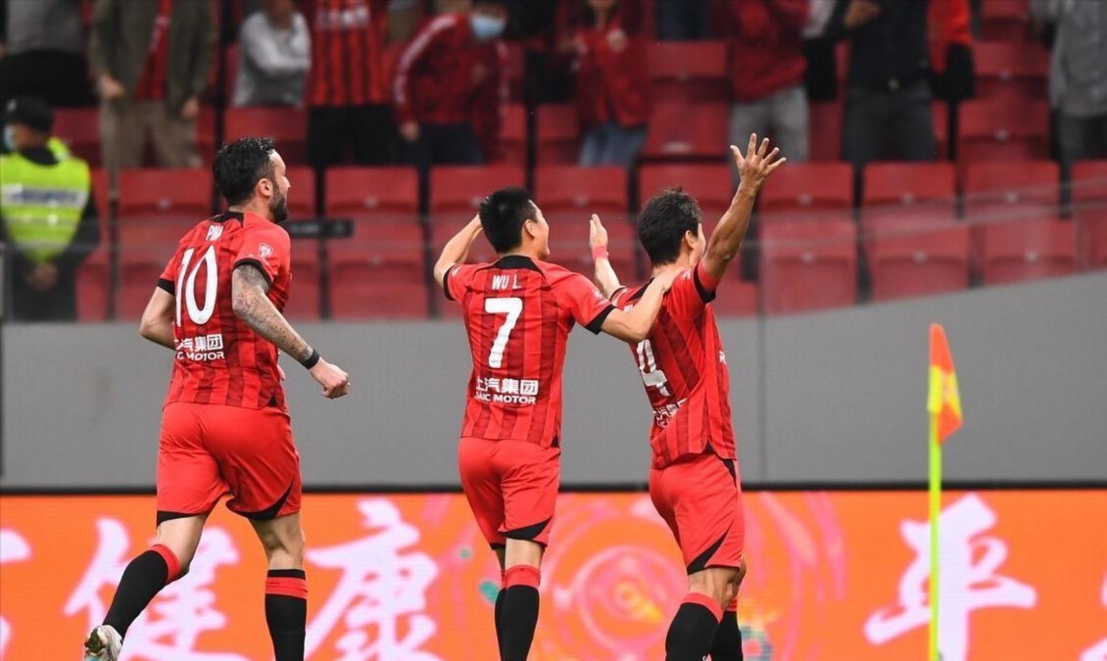 中超赛场上球员们战术变化多端，赛况精彩纷呈