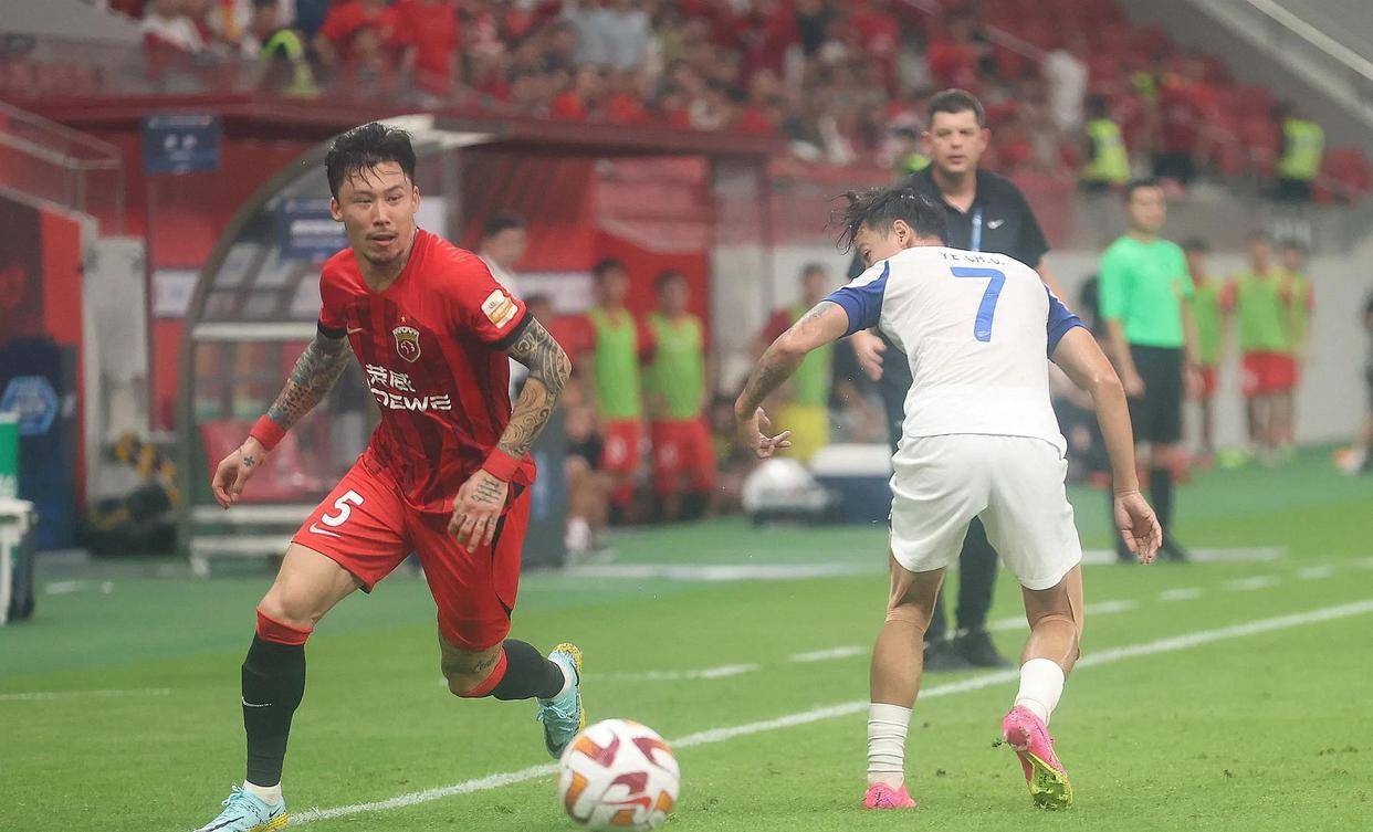 球员在比赛中砍下三双数据,成为焦点人物 球员在比赛中砍下三双数据,成为焦点人物